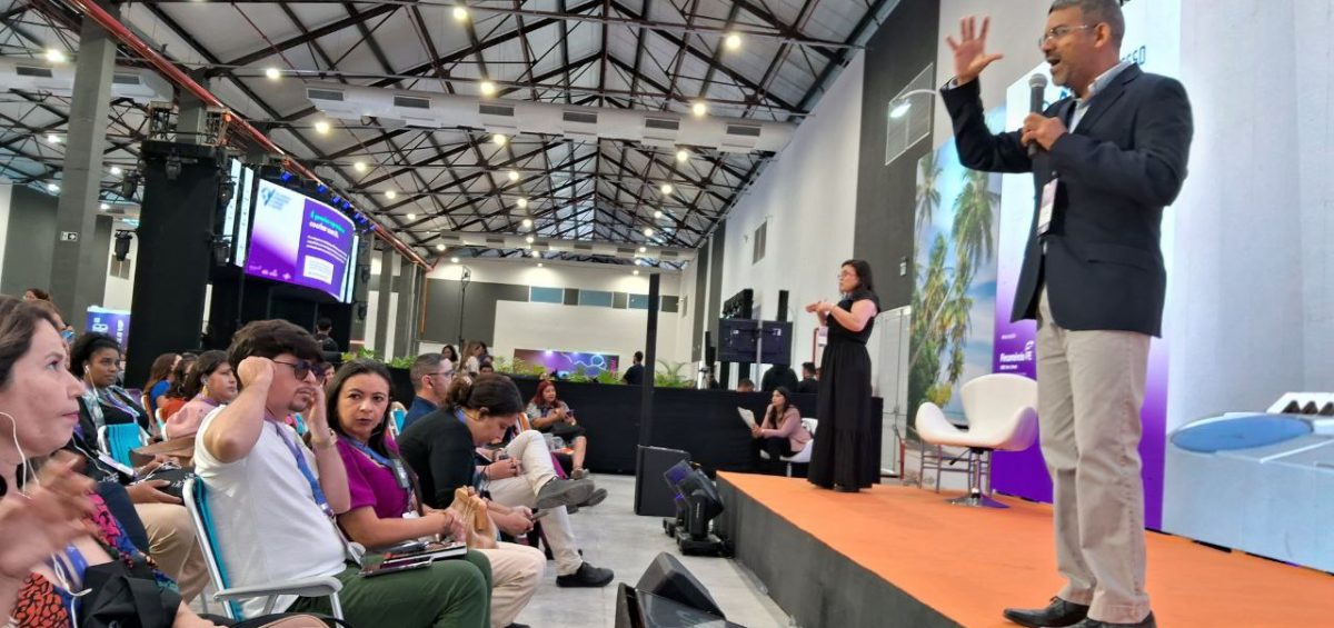 O segundo dia do XX Congresso Internacional de Inovação da Educação, nesta quinta-feira (19), foi marcado por uma série de palestras inspiradoras realizadas na Arena Identidades. A programação da manhã foi dedicada a abordar temas que conectam diferentes áreas do conhecimento e proporcionam uma reflexão sobre o papel da educação no desenvolvimento humano e social.