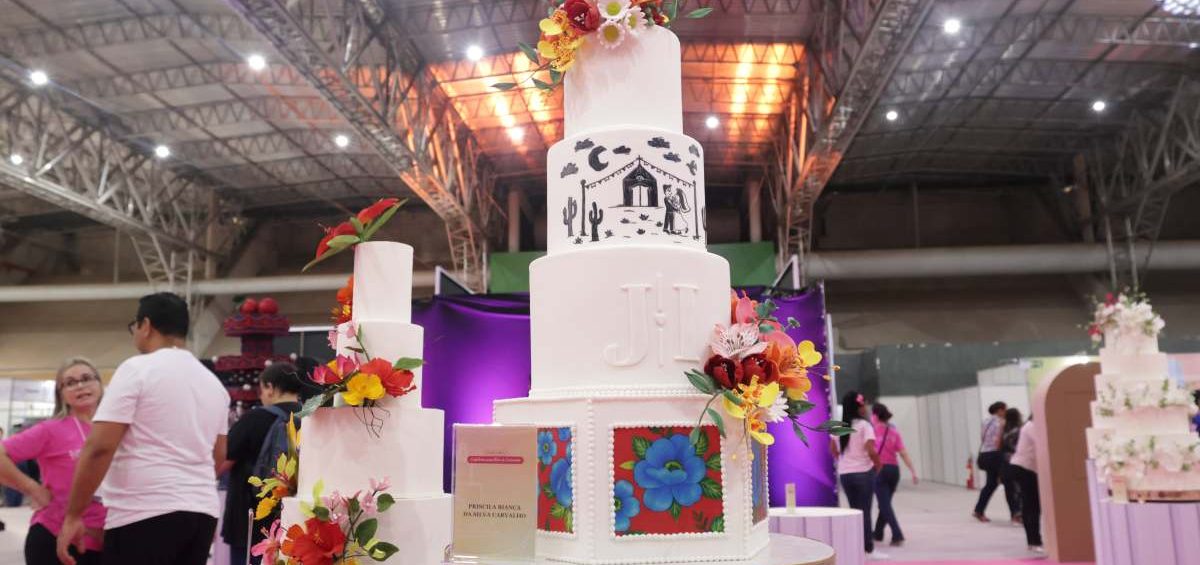 Iniciativa traz categorias de Bolo de Casamento, Bolo Infantil e Inovação Além de trazer inovações do setor, a 1ª Feira de Confeitaria Senac está trazendo o Concurso de Bolos Artísticos, em que o público vai decidir as melhores produções em três categorias: Confeitaria para Bolo de Casamento, Confeitaria para Bolos Infantis e Inovação na Confeitaria. São 16 finalistas, todos do Recife, que produziram verdadeiras obras de arte e ratificaram a riqueza e diversidade da confeitaria pernambucana.