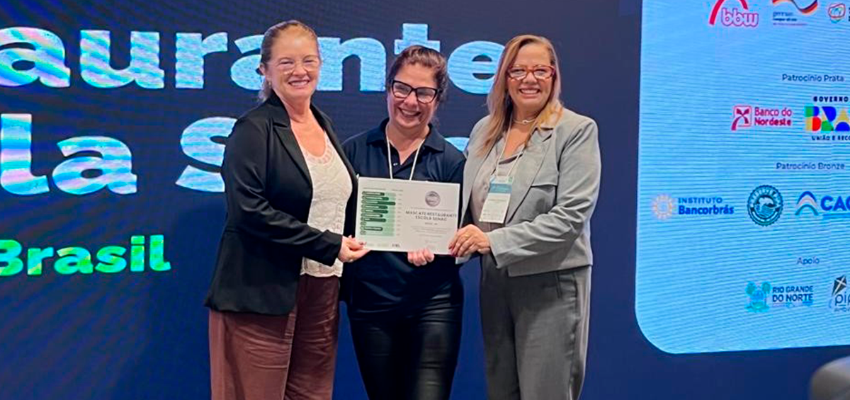Mascate Restaurante-Escola conquista selo internacional em turismo sustentável Solenidade de entrega da certificação aconteceu durante a 2ª Conferência da Green Destinations Latinoamérica O Mascate Restaurante-Escola, do Senac Pernambuco, conquistou o selo internacional Good Travel Seal – categoria Prata, concedido pela organização holandesa Green Destinations. A certificação foi entregue ontem (18), durante a 2ª Conferência da Green Destinations Latinoamérica, realizada no Hotel Senac Barreira Roxa, em Natal (RN), entre os dias 17 e 19 de junho. O selo reconhece instituições que adotam práticas sustentáveis no setor de turismo e reforça o compromisso do Senac PE com a responsabilidade ambiental, social e cultural. Representando o Senac PE, estiveram presentes a diretora de Projetos Estratégicos, Maria Goretti Gomes; a gerente de Gastronomia e Turismo, Mércia Araújo; a analista de Hospitalidade, Elizabete Sabóia; e a assistente técnica, Ângela Tenório. Outros colaboradores do Departamento Regional de Pernambuco também prestigiaram o evento, junto com representantes do município de Lagoa Grande – que tem a intenção de implementar o Programa DEL – acompanhados pelo gerente do Senac Petrolina, Sebastião Gomes. A conferência reuniu autoridades, gestores e especialistas de oito países para debater estratégias e práticas de turismo sustentável. Entre eles, a conselheira de Desenvolvimento Sustentável da Embaixada da Alemanha, Petra Schmidt; o presidente da Green Destinations Foundation, D'Arcy Dornan; o presidente do Instituto DEL, Alexandro Bastos; a coordenadora de projetos globais da BBW, Anne Oertel; e a coordenadora geral de projetos do Instituto de Desenvolvimento Econômico Local (IDEL), Aline Nandi. Segundo o presidente do Sistema Fecomércio/Sesc/Senac PE, Bernardo Peixoto, “a certificação ratifica nossos esforços em oferecer experiências que valorizam o meio ambiente, a cultura local e o bem-estar coletivo. É um orgulho para todo o Sistema Fecomércio-PE”. Turismo sustentável – O evento também foi marcado pela entrega da certificação internacional Top 100 Stories a três cidades pernambucanas: Fernando de Noronha, Sirinhaém e Tamandaré — municípios assistidos pelo programa DEL Turismo promovido pelo Sistema Fecomércio PE, por meio do Senac PE. As cidades se destacam pelas melhores práticas de gestão sustentável no mundo. Critérios – No Brasil, o programa Good Travel Seal é implementado em parceria com a Rede DEL Turismo, que reúne instituições públicas e privadas que promovem o turismo sustentável em mais de 25 destinos nas cinco regiões do país. A avaliação dos empreendimentos considera critérios ligados a princípios ambientais, sociais, culturais e de gestão. A certificação é dividida em três níveis: bronze (a partir de 50% dos critérios atendidos), prata (a partir de 75%) e ouro (a partir de 95%). Green Destinations – A fundação holandesa apoia destinos e empresas ao redor do mundo a adotarem práticas mais sustentáveis no turismo. O Good Travel Seal é adotado em mais de 90 países e apoia mais de 400 destinos ao redor do mundo, promovendo práticas de turismo responsável alinhadas a padrões globais. A certificação está disponível para negócios de diferentes perfis no setor de turismo, oferecendo instrumentos de avaliação baseados nos critérios do Global Sustainable Tourism Council (GSTC). A diretora de Projetos Estratégicos, Maria Goretti Gomes, avalia que a certificação reforça o compromisso do Senac PE com a expansão do turismo sustentável nos territórios. “Esse evento é de extrema importância, trazendo muitos aprendizados valiosos que poderemos aplicar em nossos municípios que estão em processo de implantação do DEL. A certificação valoriza o papel fundamental do Mascate na formação dos alunos e na contribuição para a sociedade. Já estamos nos passos finais para a assinatura do contrato com o município de Lagoa Grande, avançando com muita expectativa e comprometimento”, ressalta. A gerente de Gastronomia e Turismo, Mércia Araújo, comemorou a conquista e destacou a projeção para os próximos passos. “A certificação é apenas o começo. É o incentivo de um trabalho que queremos levar até alcançar o nível ouro. Nossa intenção é apresentar esse projeto aos empresários do setor, multiplicar as ações e buscar um resultado ainda mais expressivo em Pernambuco”, pontua.
